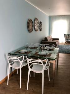 a dining room with a glass table and chairs at Casa da Miragaia in Angra do Heroísmo