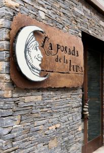 a sign for a pueblo de la union on a building at Hospedium Hotel Posada De La Luna in Huesca