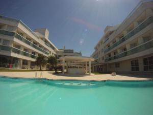 una gran piscina frente a un edificio en Apartamento na Praia, en Florianópolis
