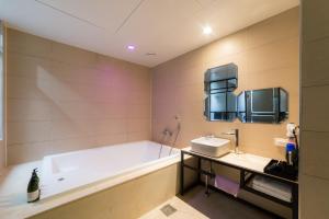 
A bathroom at 2 Heaven Hotel Songdo
