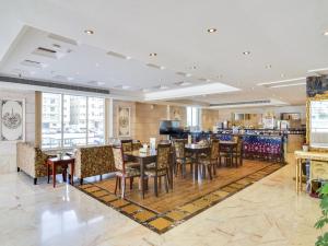 Restoranas ar kita vieta pavalgyti apgyvendinimo įstaigoje Elaf Suites Al-Andalus