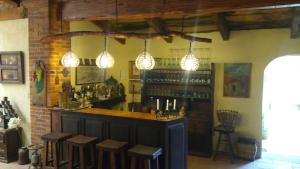 un bar con taburetes y luces en una habitación en Chalet Ojo de Agua, en Jilotepec de Abasolo