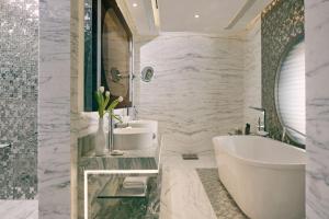 Koupelna v ubytování Royal M Hotel Abu Dhabi by Gewan