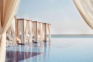 Bazén v ubytování Royal M Hotel Abu Dhabi by Gewan nebo v jeho okolí
