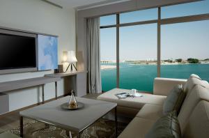 TV a/nebo společenská místnost v ubytování Royal M Hotel Abu Dhabi by Gewan