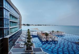 Bazén v ubytování Royal M Hotel Abu Dhabi by Gewan nebo v jeho okolí