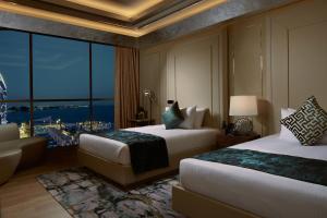 Postel nebo postele na pokoji v ubytování Royal M Hotel Abu Dhabi by Gewan