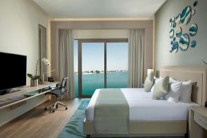 TV a/nebo společenská místnost v ubytování Royal M Hotel Abu Dhabi by Gewan