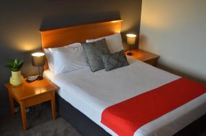Кровать или кровати в номере Frontier Hotel Darwin 