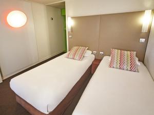 En eller flere senge i et værelse på Kyriad - Ecouen la Croix Verte