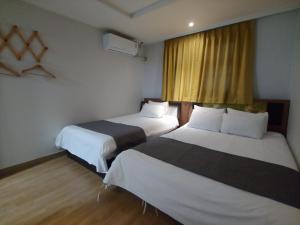 Tempat tidur dalam kamar di Gallery Hotel BnB