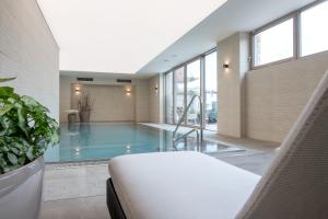 een zwembad in een huis met een bank bij penzion rustico s.r.o. in Bučovice