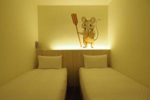 Postel nebo postele na pokoji v ubytování M Hotel