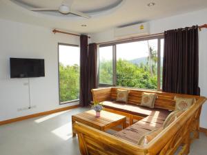 Una televisión o centro de entretenimiento en SODA POP Samui pool villa