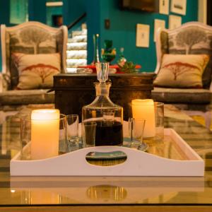 The Delight Swakopmund في سواكوبموند: طاولة زجاجية عليها شموع وزجاجة