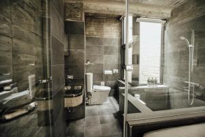 a bathroom with a tub and a sink and a toilet at Enishi Resort Villa in Huxi