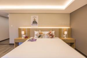 Giường trong phòng chung tại Binh Duong Resident Hotel