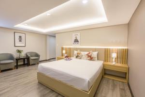 Giường trong phòng chung tại Binh Duong Resident Hotel