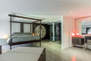 1 dormitorio con cama con dosel y baño en luxury suite San Carlo, en Nápoles