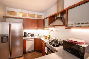 une cuisine avec un réfrigérateur et des armoires en acier inoxydable dans l'établissement Tallinn City Apartments Luxury 4 bedroom with terrace and sauna, à Tallinn