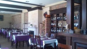 Restauracja lub miejsce do jedzenia w obiekcie Winiarnia