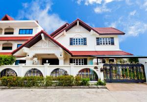 ein Haus mit einem Tor davor in der Unterkunft Royal Prince Residence in Patong Beach