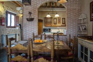 una cocina con una mesa de madera con naranjas. en Casa Rural La Gesta, en Jadraque