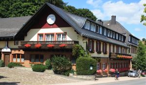 een gebouw met een klok vooraan bij Privathotel Brügges Loui in Willingen