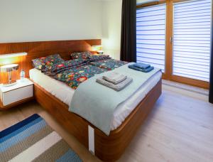 格地尼亞的住宿－Apartament Lukrecja，一间卧室配有一张大床和毛巾