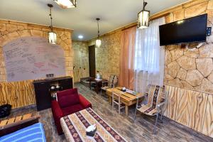 ein Wohnzimmer mit einem roten Stuhl und einem Tisch in der Unterkunft Mini House in Alawerdi