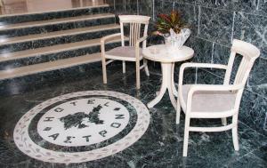 Hotel Astron的休息区