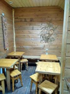 ボロフタにあるхостел "Трутень"の木製テーブルとベンチが備わる客室です。