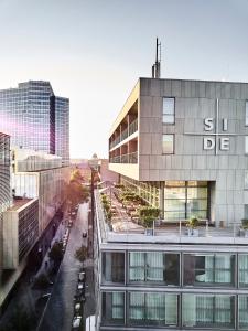 a building with the words sun die on it at SIDE Design Hotel Hamburg in Hamburg