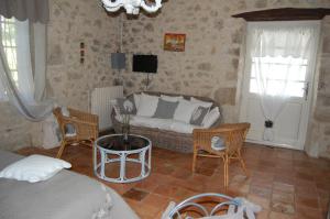 TouffaillesにあるMaison d'hôte Lapiadeのベッドルーム1室(ベッド1台、椅子2脚、テーブル付)