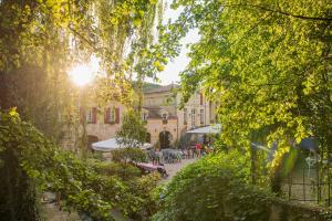 ベルベスにあるCamping RCN Le Moulin de la Piqueのテーブルと建物のある中庭の景色を望めます。