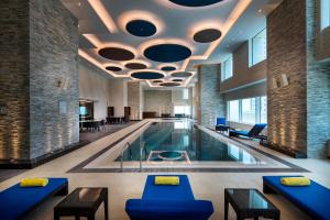 Bazén v ubytování Centara West Bay Hotel & Residences Doha nebo v jeho okolí