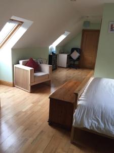 Postel nebo postele na pokoji v ubytování Curraghchase Cottage