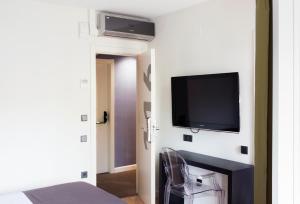 TV a/nebo společenská místnost v ubytování Hospedium Hostal Un Punto Chic + 37 fotografií