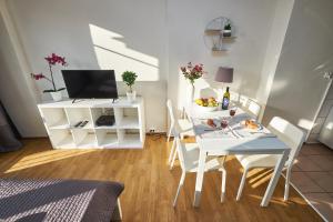 mały salon ze stołem i telewizorem w obiekcie Top Ten House Marszałkowska V w Warszawie
