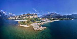 un'isola in mezzo a un grande corpo d'acqua di Hotel Lido Blu - Surf & Bike a Torbole