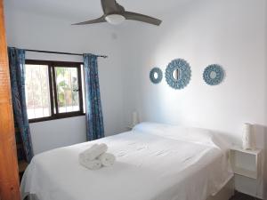 Cama ou camas em um quarto em Nerja Villas-Capistrano