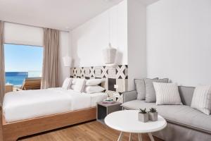 Cama ou camas em um quarto em Mykonos Kosmoplaz Beach Resort Hotel