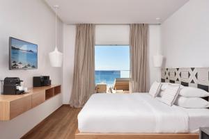 Cama ou camas em um quarto em Mykonos Kosmoplaz Beach Resort Hotel