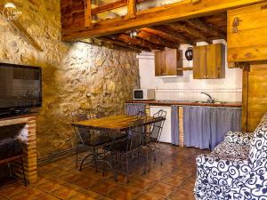 Kuchyň nebo kuchyňský kout v ubytování Casas Rurales Chon Alto Tajo