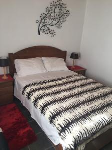 マダレナにあるPontinhaのベッドルーム1室(ベッド1台、白黒の毛布付)
