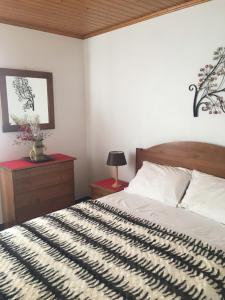 マダレナにあるPontinhaのベッドルーム1室(ベッド1台、白黒の毛布付)