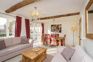 uma sala de estar com um sofá e uma mesa em Unit 1 Dove Farm Barns em Stoke on Trent