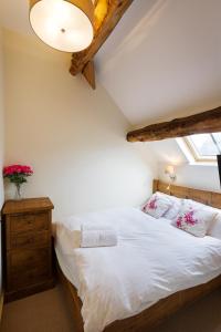 - une chambre avec un lit et une fenêtre dans l'établissement Unit 1 Dove Farm Barns, à Stoke-on-Trent