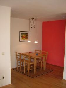 ein Esszimmer mit einem Holztisch und Stühlen in der Unterkunft Ferienwohnung Pforzheim in Pforzheim