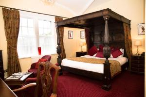 een slaapkamer met een groot bed en een raam bij Bedford Hotel in Tavistock